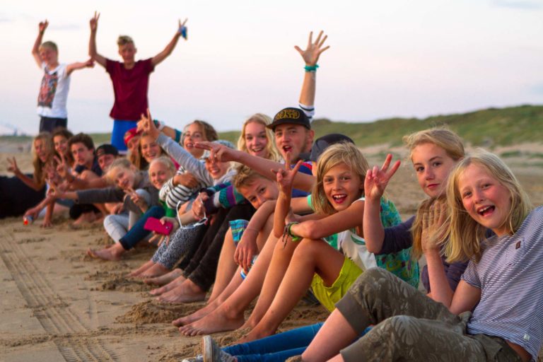 groepsfoto op strand zomerkamp bloemendaal