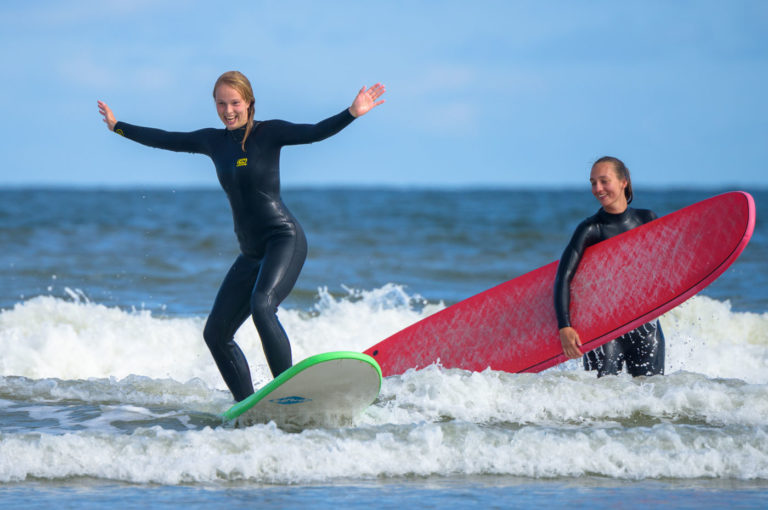 surf je eerste golven tijdens het surf weekendje weg op Vlieland
