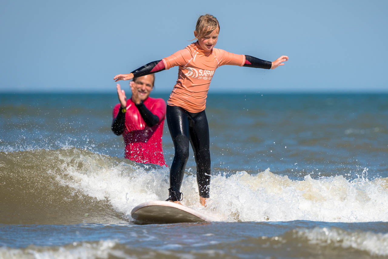 surfles kinderen bij surfschool zandvoort