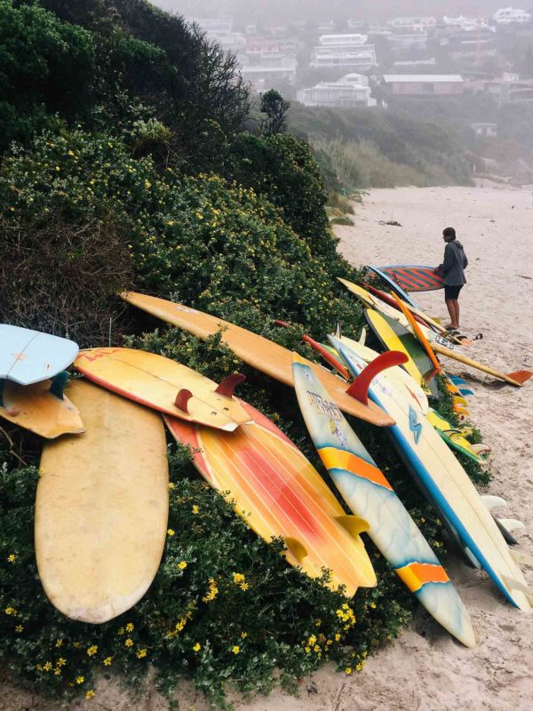 Old school surfboards op het strand
